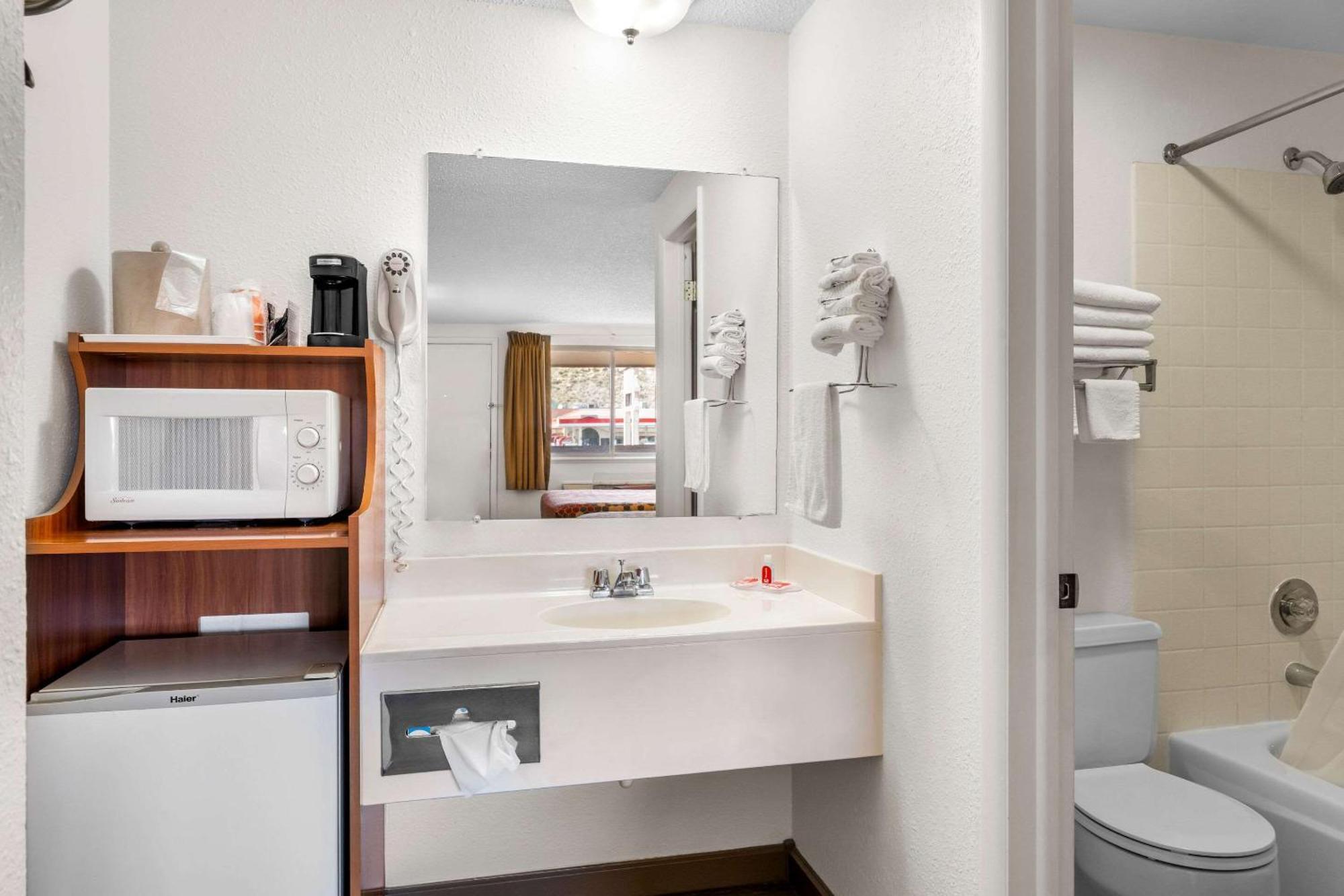 Econo Lodge Miles City Exterior photo
